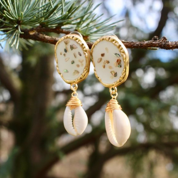 New Gold Crushed Shell Button Shell Drop Earrings - Picture 8 of 11